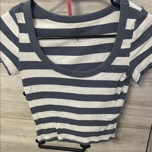 Hollister Women's Blue and White Striped Tee